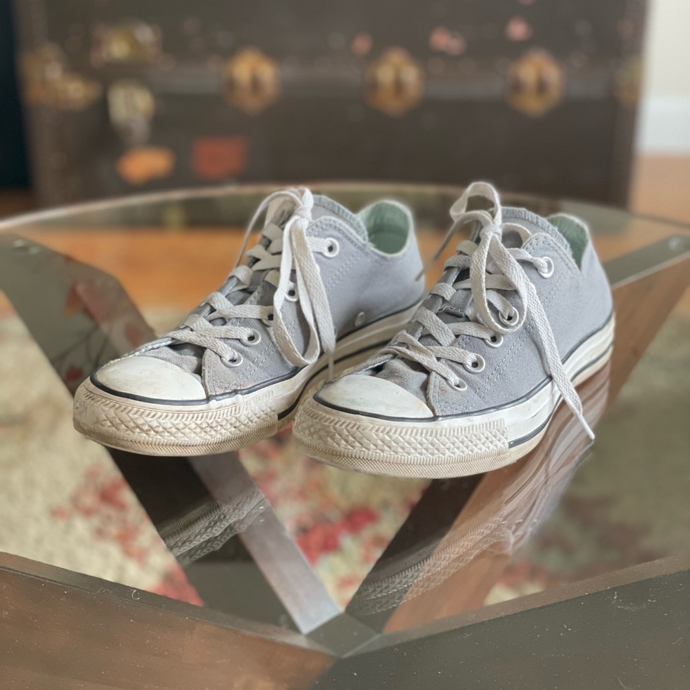 Converse Chuck Taylor low tops Womens 8 Gray